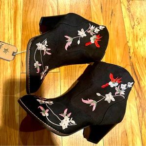 New! Floral 🌸 Hippie Laundry faux‎ suede booties size 6.5
